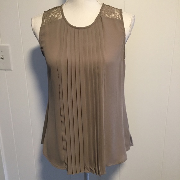 Heart soul taupe top size medium.